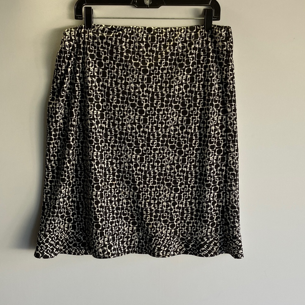 Chic Black and White Patterned A-Line Skirt